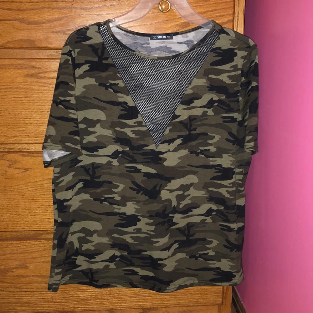 ✨5 for $25✨ Camo Mesh Neck Line T Shirt